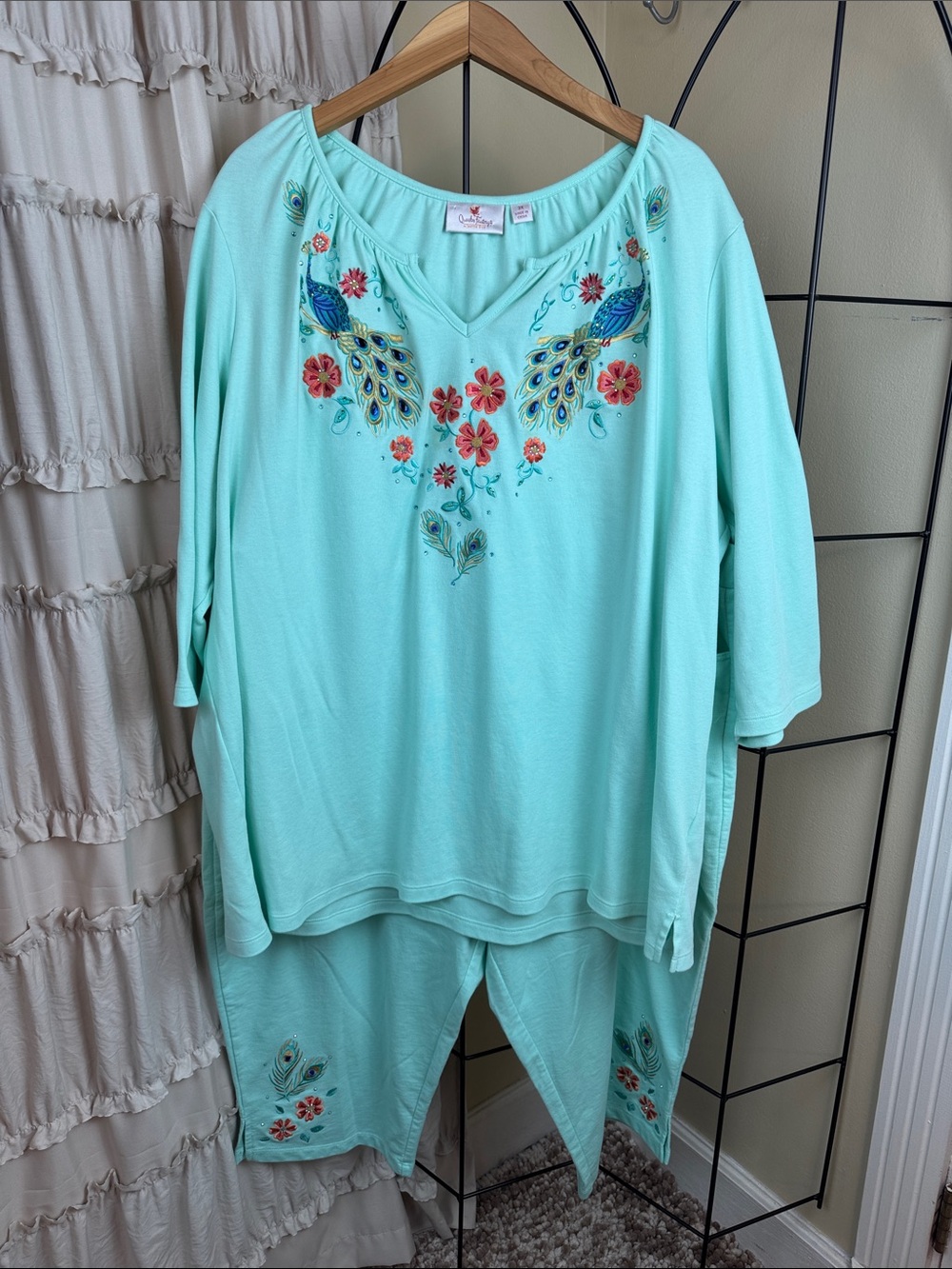 Quacker Factory 2 Piece Mint Green Embroidered Peacock Top and Capris Women's 3X